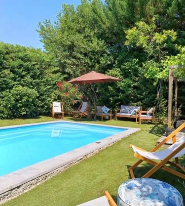 Proche Carcassone chambre avec salle de bain et WC privée Piscine salon et kitchenette partagés avec voyageurs