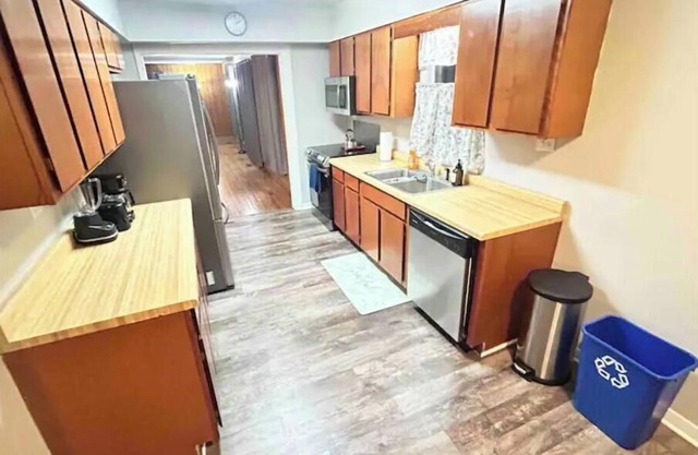 PROMO 10% WEEKLY AND 15% MONTHLY!nSpacious & Quaint Home Game Room LOTS of Beds!