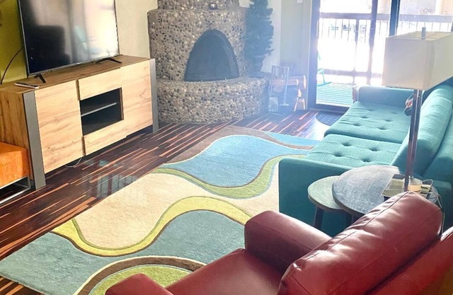 PROMO 5% WEEKLY AND 10% MONTHLYnFun 2 bedroon/2 bath condo steps from the slopes