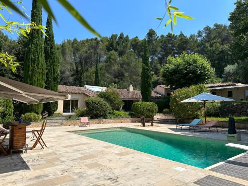 Propriété : 300 M² + (25 M² d'annexe/Pool House) sur 5 ha boisé à 10' d'Aix en Provence
