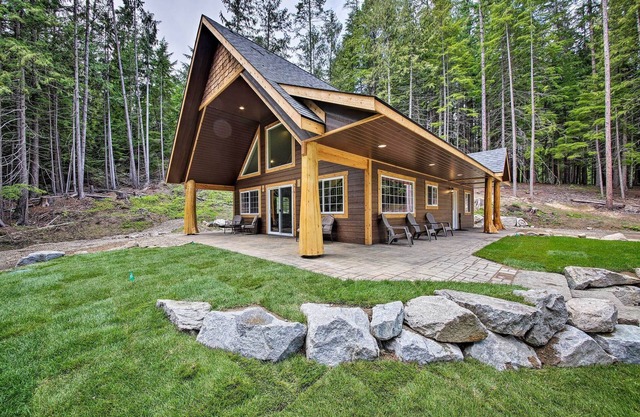 Prospector Cabin next to ELKINS Resort and Priest Lake