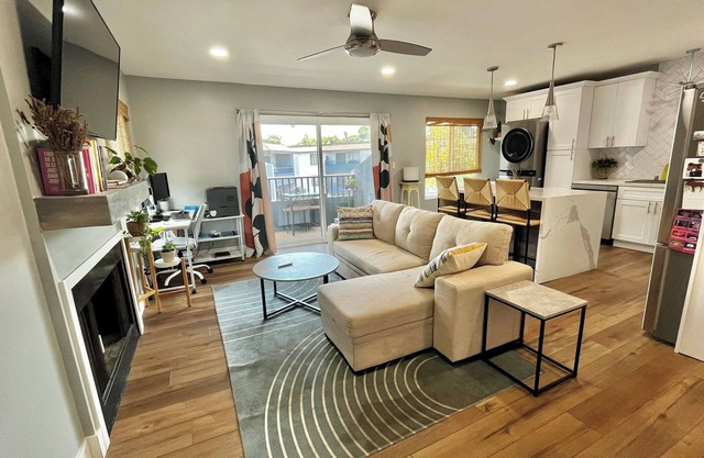 Pt Loma Condo - Across from Pechanga Arena and Central to Beaches and Downtown