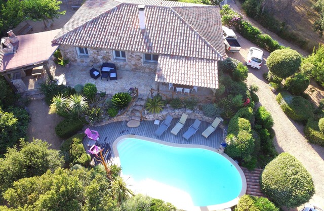 quiet house with swimming-pool with nice view on the sea and moutain