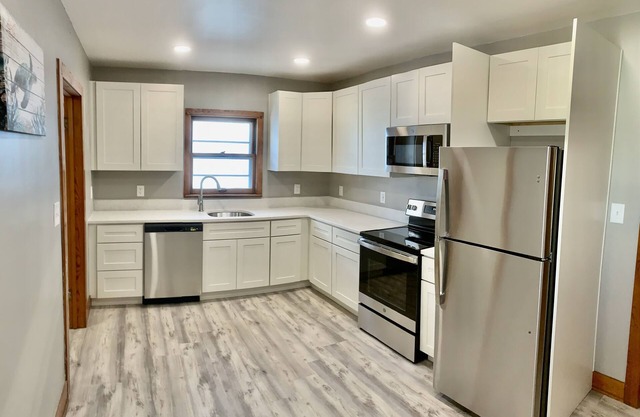 QUAINT 2BR LAKE COTTAGE 1 MINUTE WALK TO JET EXPRESS AND RESTAURANTS