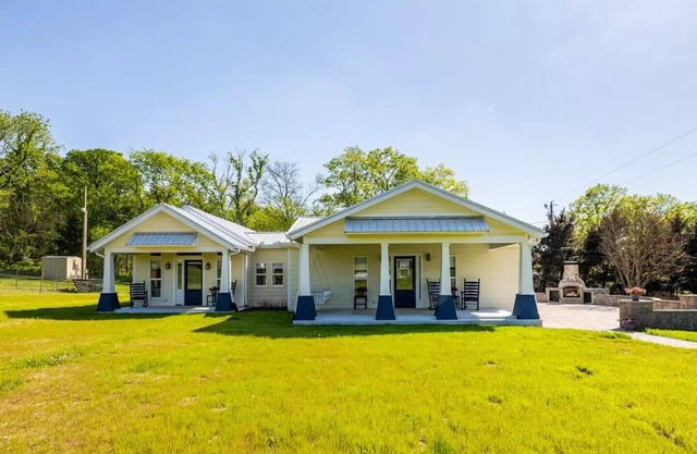 Quaint and charming cottage on 10 beautiful acres! Enjoy peace and country life!