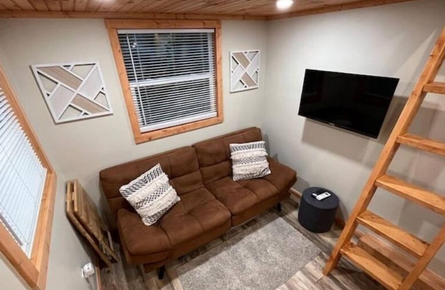 Quaint and Cozy Tiny Home - Getaway from the City