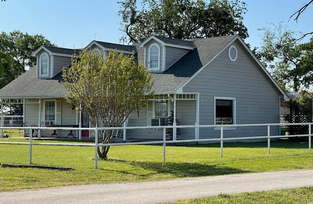 Quaint Coach House on 50 acre horse ranch