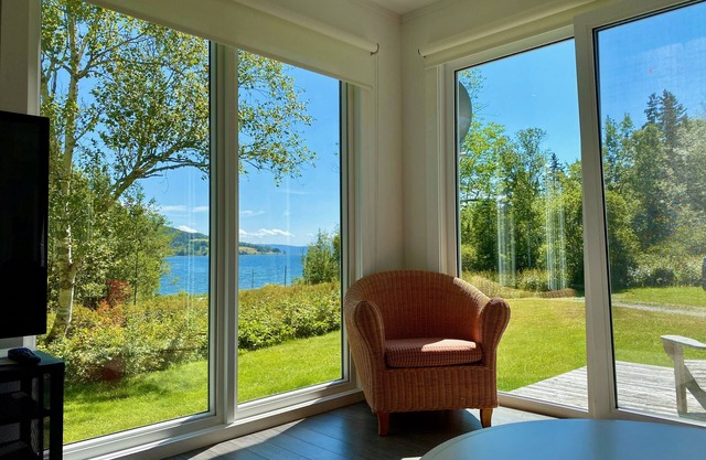 Quaint Coastal Cottage in Quiet Setting overlooking Baddeck Bay