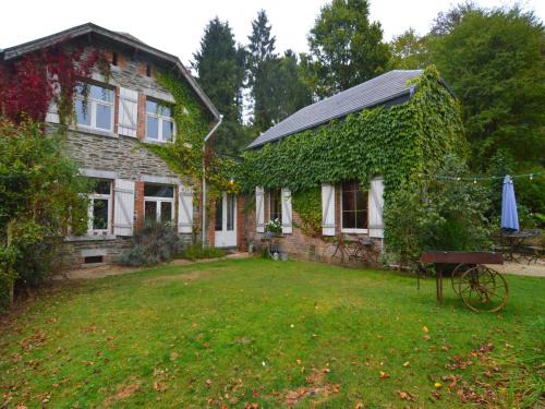 Quaint Holiday Home in Bièvre in the forest