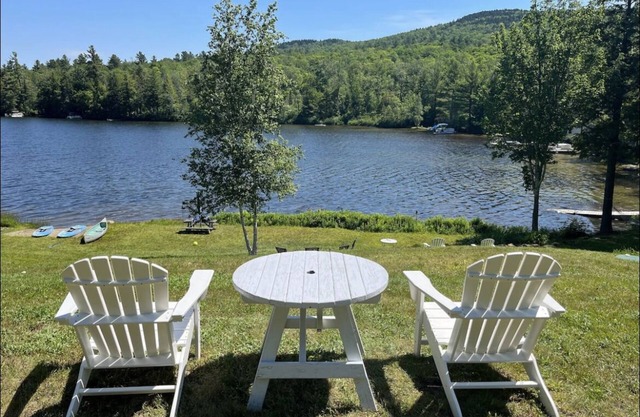 Quaint lakefront; firepit, boat, kayaks, paddleboard, grill, laundry, hammock