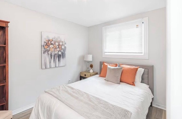 Quaint & Stylish UPPER level 3-bed bungalow in Hamilton