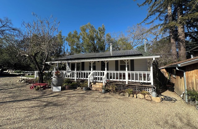 Quaint vineyard cottage on Dry Creek.