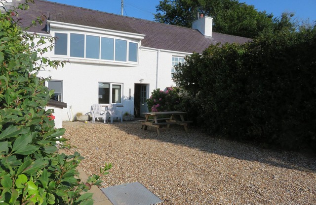 QUAY COTTAGE, family friendly, with a garden in Red Wharf Bay