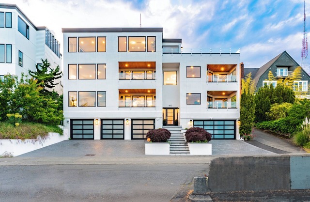 Queen Anne Executive Retreat, Skyline Views w/private gym, 7000 sqft