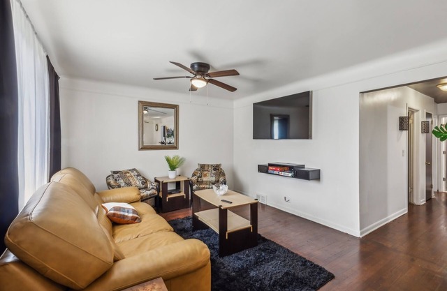 Queen G2 Mansion (3-Bedroom Home) - Pets Allowed by RedAwning