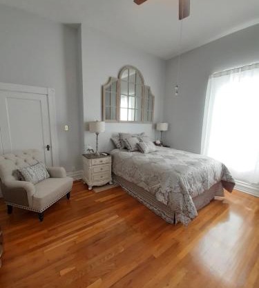 Queens Chamber w King Heavenly Bed at Nottingham Place in Wise