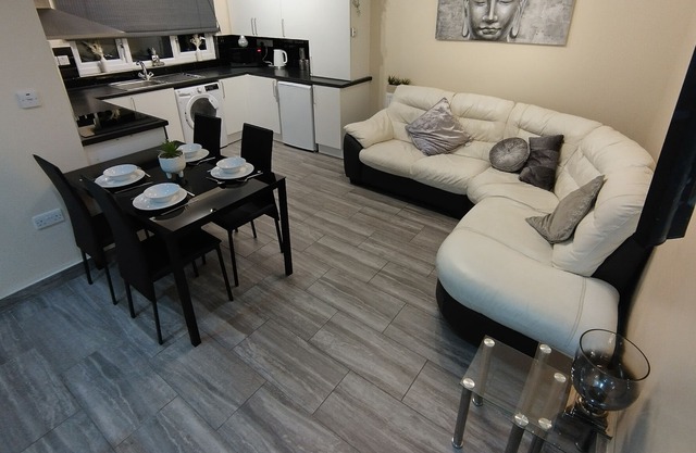 QUEENS HOLIDAY APARTMENT, family friendly in Pembroke Dock