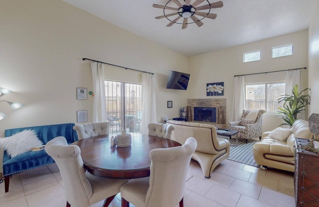 Quiet 2bd/2ba condo near parks&golf, yard for dogs