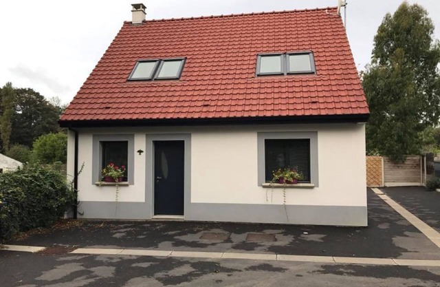 Quiet 6-person gite close to hiking and mountain biking trails, ideal for families with pets.