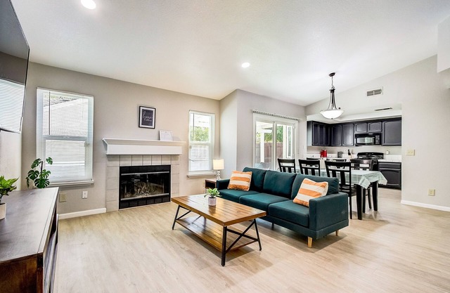 Quiet and Comfy Home | 70" SmartTV | Close to Everything