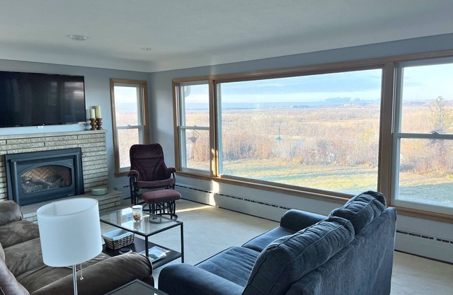 Quiet and convenient home with a view