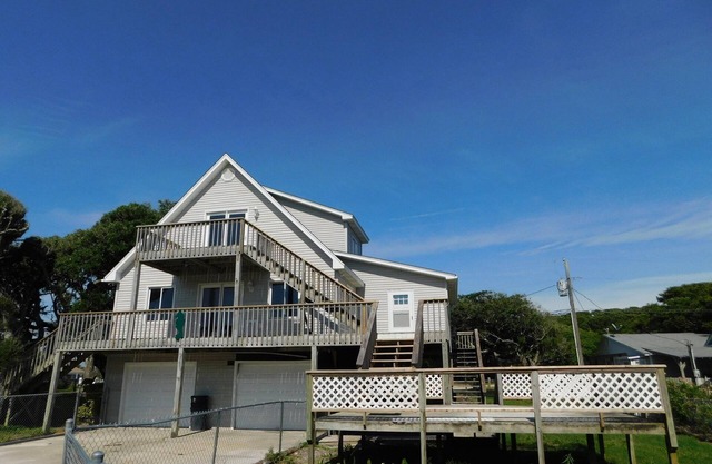 Quiet and quaint beach home with easy walking access to the ocean and sound side