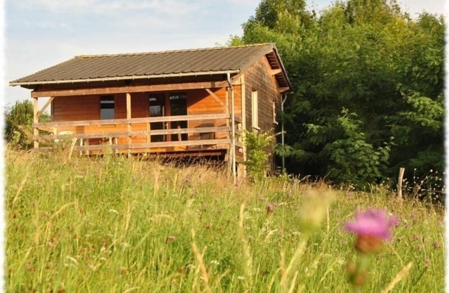 Quiet chalet with terrace, pets allowed, parking, and Wi-Fi included