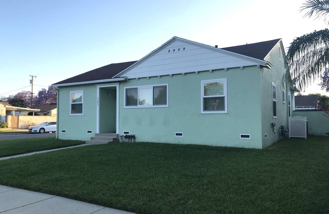 Quiet, comfortable and clean Long Beach unheated pool house.