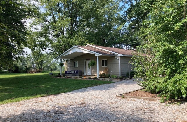 Quiet Country Cottage-Three bedrooms, Hot tub, Sauna, Fishing pond