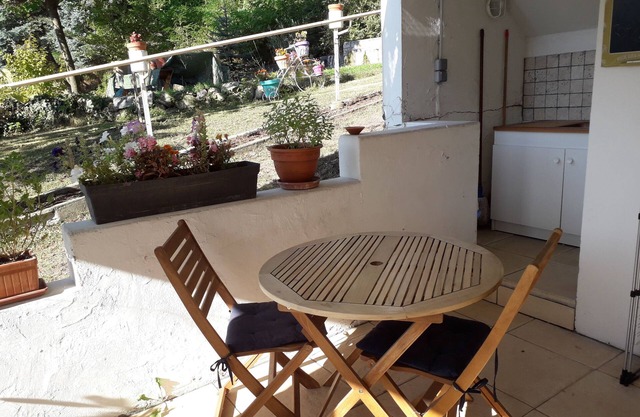 Quiet furnished studio, ideal with parking and shops nearby!