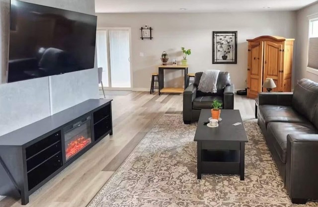 Quiet Oasis in Central Eureka with Wi-Fi, Tempur-Pedic Bed, Garage & EV Charger