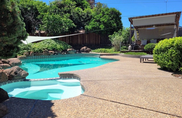 Quiet Oasis with Pool & Hot Tub just off Riverfront