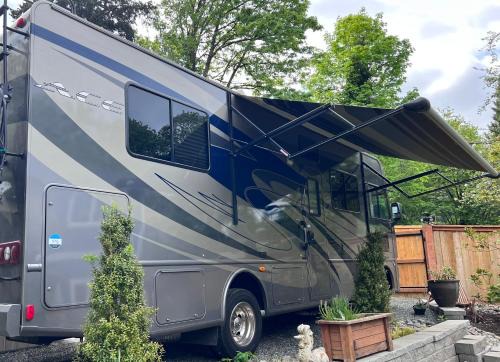 Quiet Peaceful Backyard Class-A RV Near Airport