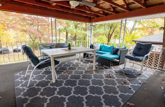 Quiet, Safe Home- 1 mile from Woodbury Outlets. Westpoint and more nearby!