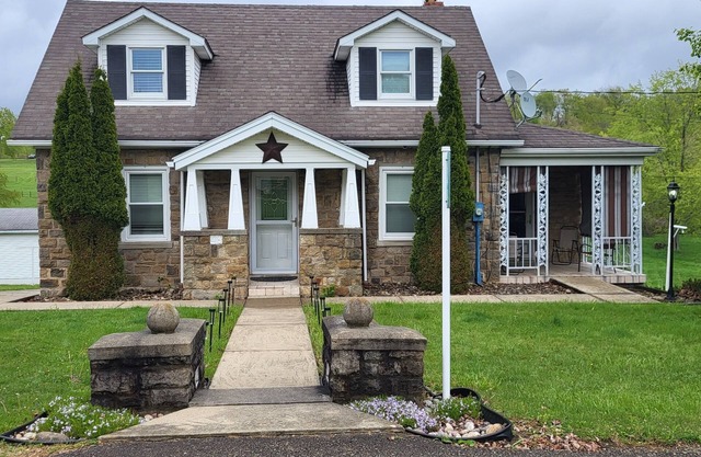 Quiet Space with Spacious Yard for Parking in Nice Community
