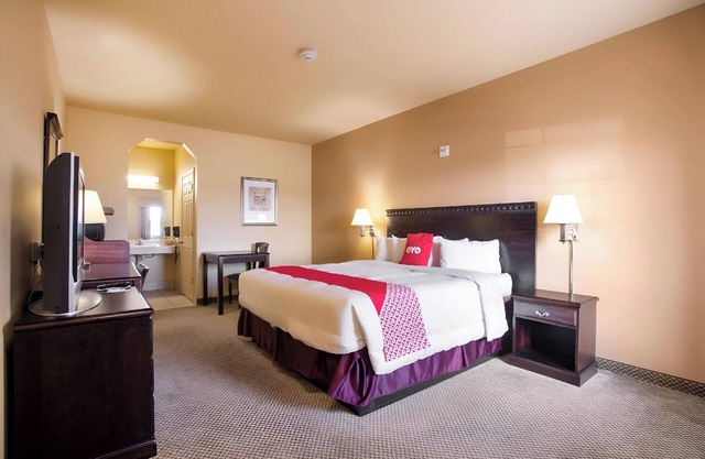 Quiet & Spacious King-Bed Room Ideal for Rest Near Dallas Cowboys Stadium – 22 M