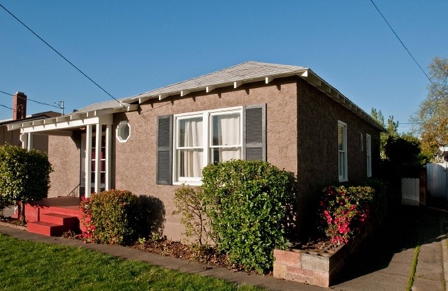 Quiet Street.- 1950's Charming 2 Bdrm House Close to Downtown, Civic, Bethel