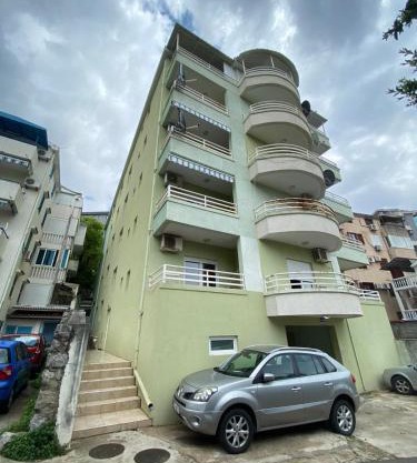 Quiet Studio Bečići Garage available 5 e per day