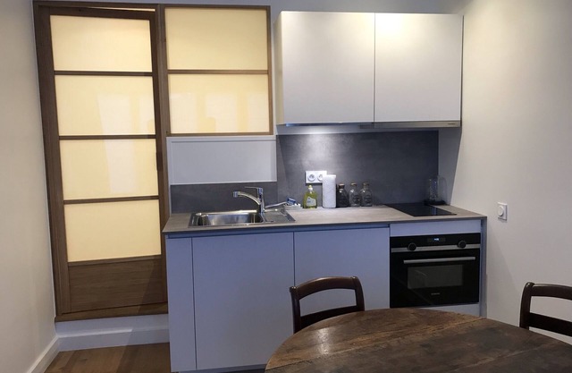 Quiet studio in picturesque Paris street