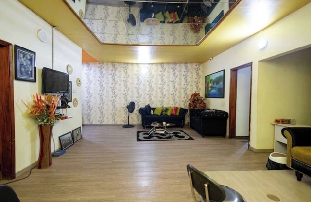 Quiet Suburb 15 mins to airportnn