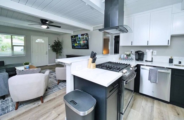 Quiet Vallejo Home with Hot-Tub + Firepit