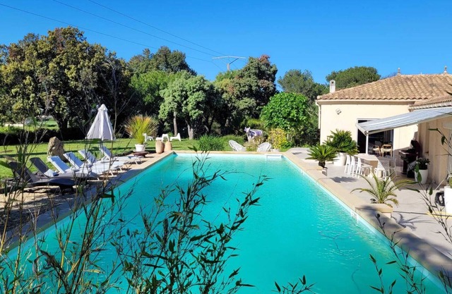 Quiet villa with large pool located 10 minutes from the sea, air conditioning and greenery.