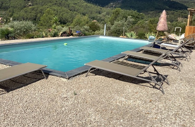 Quiet villa with swimming pool