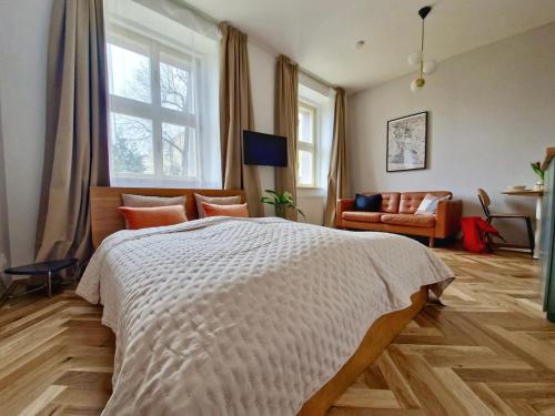 Quiet Warm studio, 5 min to Metro A, airport link, fast Wi-Fi