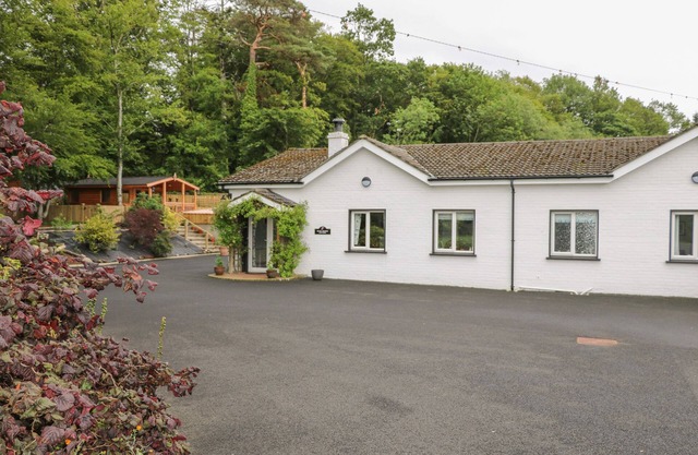 QUIET WATERS COTTAGE, pet friendly, with a garden in Coleraine
