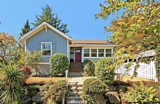 Quiet West Seattle Bungalow w/fenced in yard - 5 mins walk to beach!