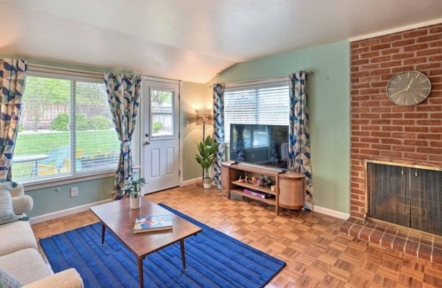 Quiet Whimsical Mid-Century House in Central Sacramento Close to Everything!