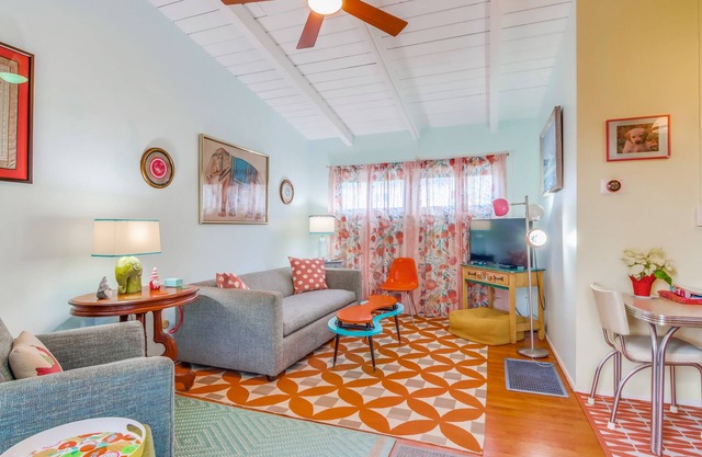 Quintessential Ocean Beach cottage just 1 block from the beach!