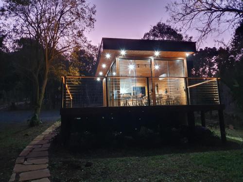 Quiosque de frente para um lago