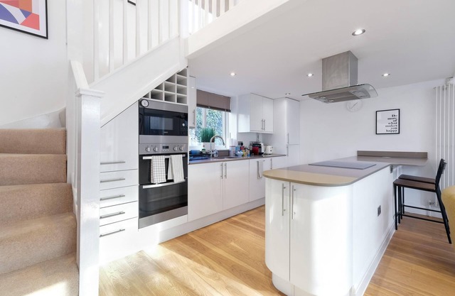 Quirky 3 Bdr 2 Bath Cottage with Parking